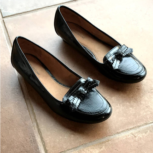 Copied - Naturalizer Patent Leather Flats with Bows - Picture 1 of 8